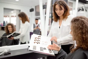 Consulta de colorista antes del tinte en el salón Melenas-Top