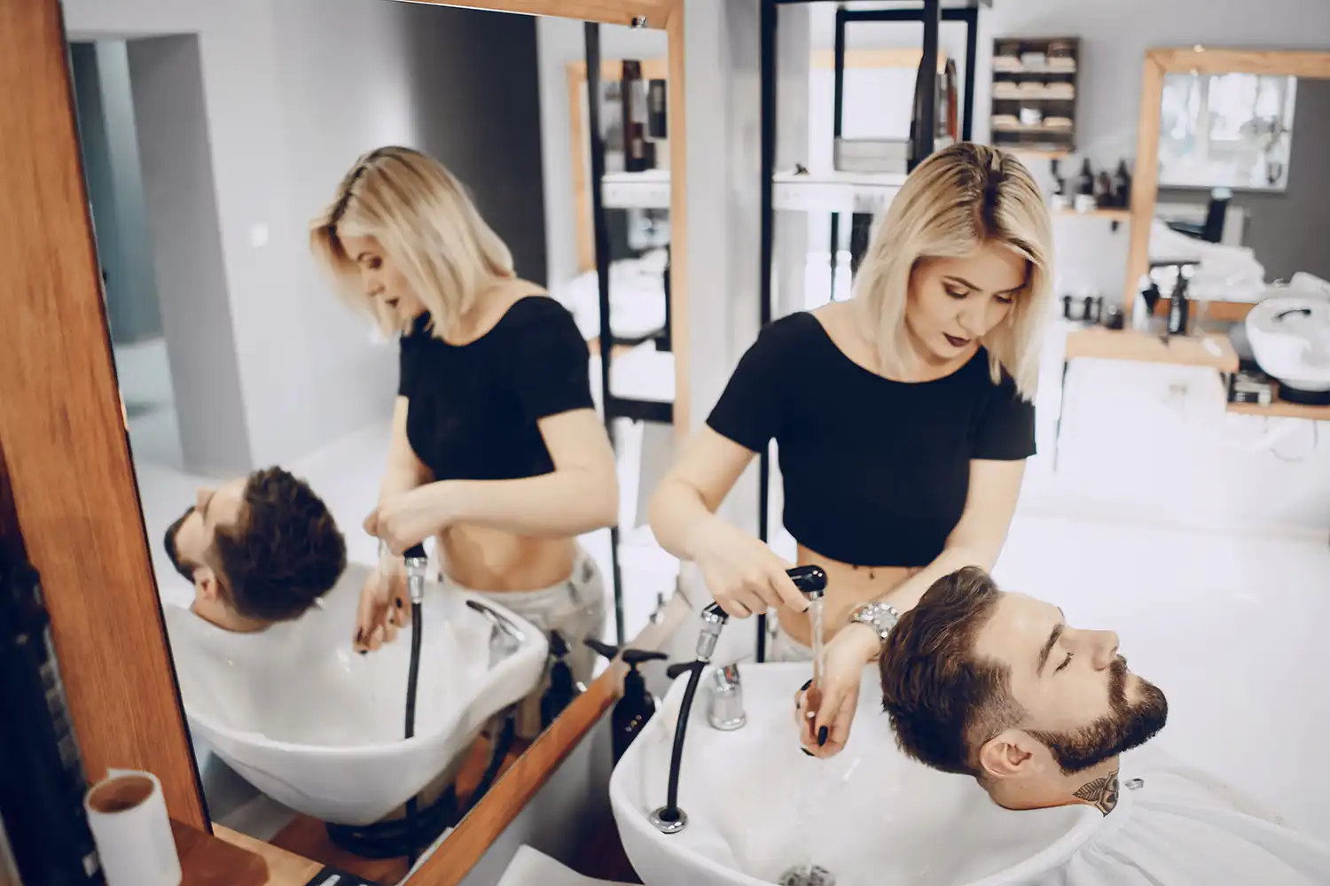 Corte de pelo masculino y arreglo de barba en el salón Melenas-Top