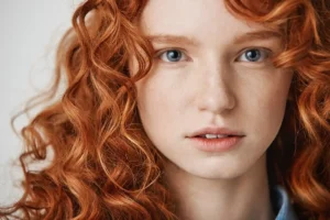 Cuidado profesional para cabello rizado con el Método Curly en Melenas Peluquería