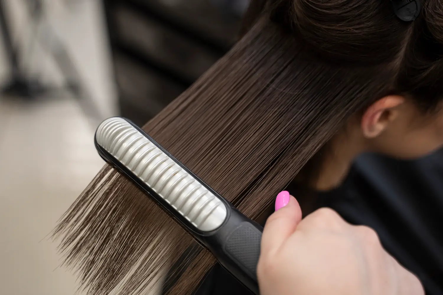 Pelo perfectamente liso con brillo efecto espejo tras el tratamiento en Melenas Peluqueria