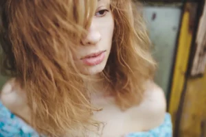 Corte de pelo con volumen para cabello fino en la peluquería Melenas Valencia