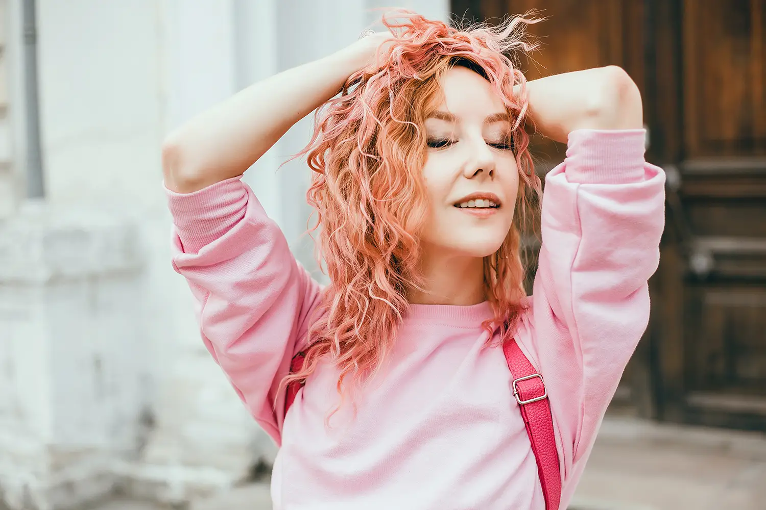 Lived-in seamless hair color with soft root melt at Melenas Peluquería salon