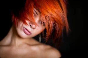Coloración profesional en tono cobrizo multidimensional en Melenas Peluquería
