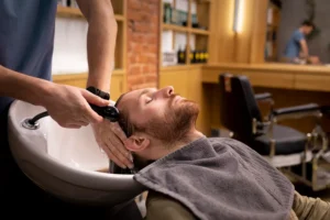 Servicio profesional de coloración capilar masculina con acabado natural en Melenas