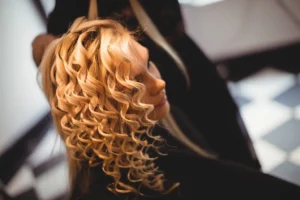 Техника окрашивания кудрявых волос Curlyage и Pintura в салоне Melenas