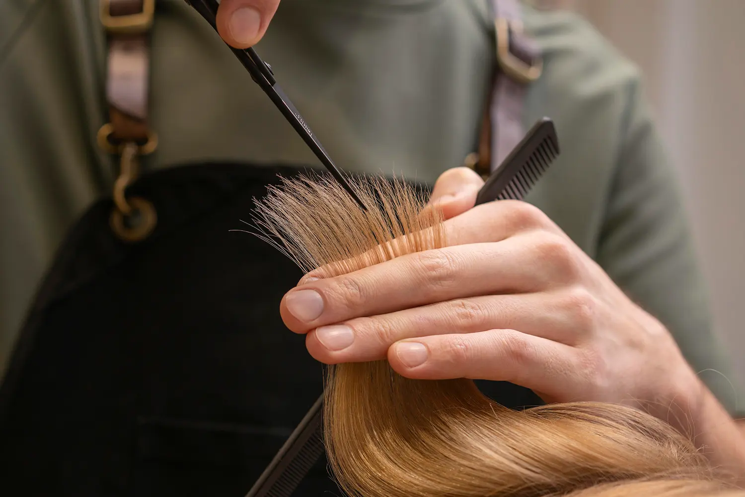 Corte de puntas para mantener una melena larga y densa en el salón Melenas